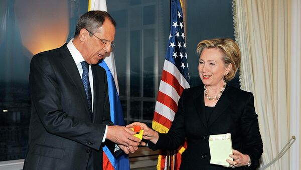 هيلاري كلينتون تسلم سيرغي لافروف مفتاح إعادة إطلاق العلاقات الأمريكية الروسية (ارشيفية) - سبوتنيك عربي