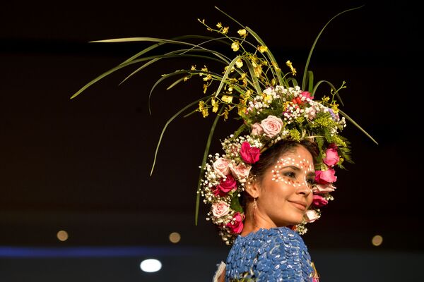 عرض أزياء لمجموعة بيو فاشن (BioFashion) في كولومبيا - عارضة أزياء ترتدي زيا من تصميم المصممة الكولومبية لينا بِنزون، 19 نوفمبر/ تشرين الثاني 2016 - سبوتنيك عربي
