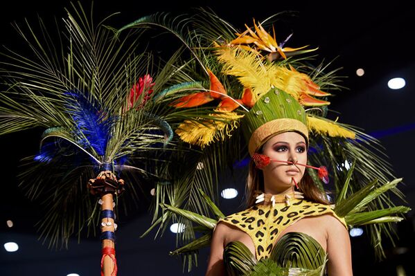 عرض أزياء لمجموعة بيو فاشن (BioFashion) في كولومبيا - عارضة أزياء ترتدي زيا من تصميم الممصممة الكولومبية لينا بِنزون، 19 نوفمبر/ تشرين الثاني 2016 - سبوتنيك عربي