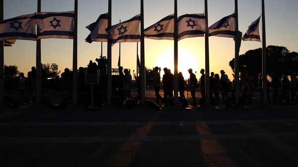 أعلام إسرائيل خارج مبنى الكنيست الإسرائيلي - سبوتنيك عربي