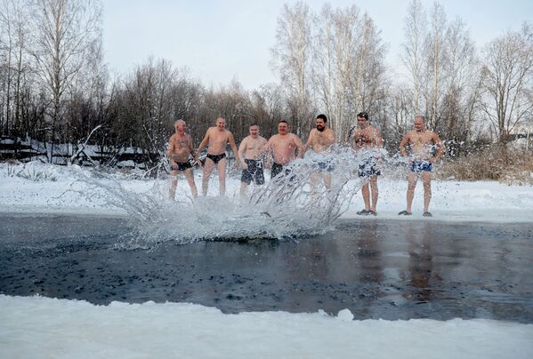 نادي الدب الأبيض للسباحة الباردة في الثلج في يكاترينبورغ، روسيا - سبوتنيك عربي