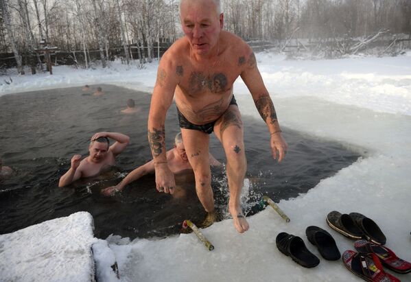 نادي الدب الأبيض للسباحة الباردة في الثلج في يكاترينبورغ، روسيا - سبوتنيك عربي