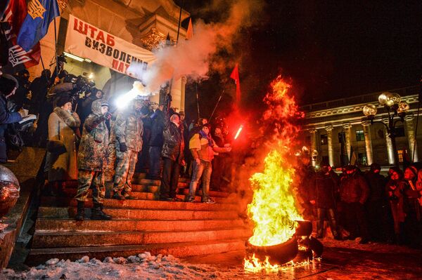 الأوكرانيون يشاركون في مسيرة بمناسبة ذكرى أحداث الميدان، وحرق إطارات في كييف، أوكرانيا - سبوتنيك عربي