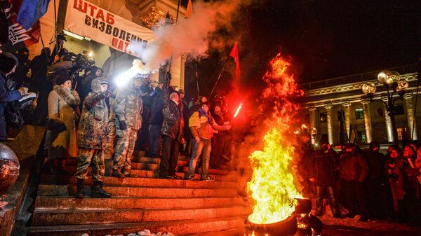 الأوكرانيون يشاركون في مسيرة بمناسبة ذكرى أحداث الميدان، وحرق إطارات في كييف، أوكرانيا - سبوتنيك عربي