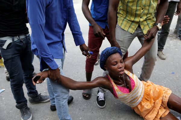 مظاهرات مؤيدة للحزب السياسي فامي لافالاس في هاييتي، 22 نوفمبر/ تشرين الثاني 2016 - سبوتنيك عربي