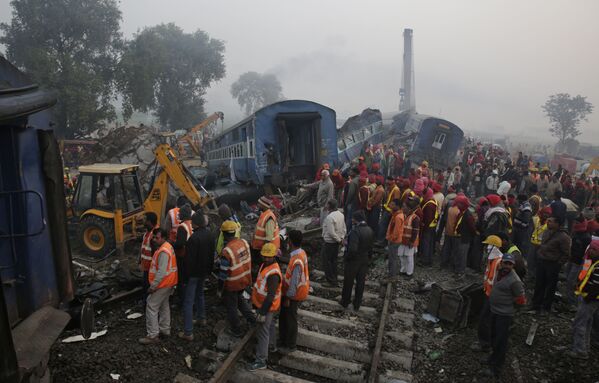 حادث تحطم قطار بعد أن خرج عن مسار السكة الحديدية في الهند، 21 نوفمبر/ تشرين الثاني 2016 - سبوتنيك عربي