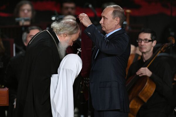 الرئيس الروسي فلاديمير بوتين يمنح وسام الاستحقاق أمام الوطن من الدرجة الأولى لكيريل الأول بطريرك موسكو وعموم روسيا - سبوتنيك عربي