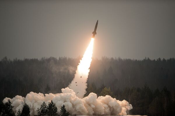 إطلاق صاروخ توتشكا-أو. في حقل لوغا العسكري بمقاطعة لينينغراد بمناسبة يوم قوات المدفعية والصواريخ - سبوتنيك عربي