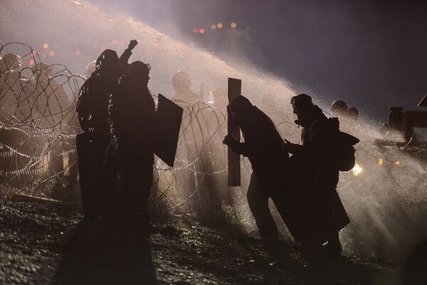 الشرطة الأمريكية تستخدم خراطيم المياه لتفرقة المتظاهرين في نورث داكوتا، 20 نوفمبر/ تشرين الثاني 2016 - سبوتنيك عربي