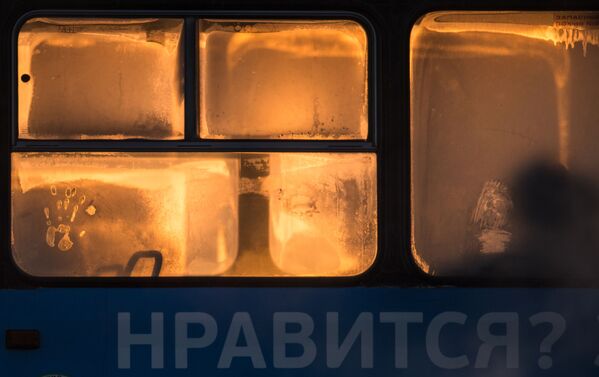 نوافذ باص عمومي في البرد القارس بمدينة أومسك، روسيا - سبوتنيك عربي