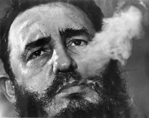 زعيم الثورة الكوبية، السكرتير الأول للجنة المركزية للحزب الشيوعي الكوبي، رئيس الوزراء الكوبي فيدل كاسترو يزفر دخان السيجار خلال مقابلة بالقصر الرئاسي في هافانا، كوبا مارس/ آذار 1985 - سبوتنيك عربي