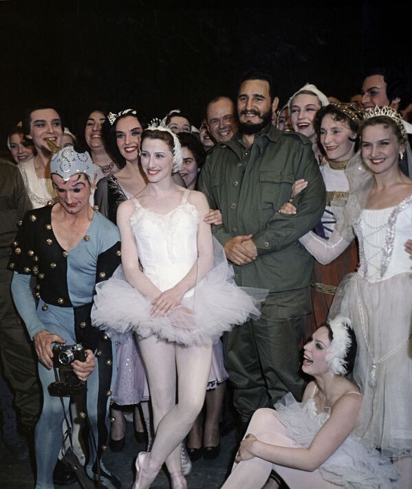 زعيم الثورة الكوبية، السكرتير الأول للجنة المركزية للحزب الشيوعي الكوبي، فيدل كاسترو، خلال زيارته للمسرح الكبير (مسرح بولشوي) في موسكو لحضور رقص الباليه بأداء الراقصة الأسطورية مايا بليسيتسكايا (وسط الصورة) فترة أبريل/ نيسان - يونيو/ حزيران عام 1963 - سبوتنيك عربي