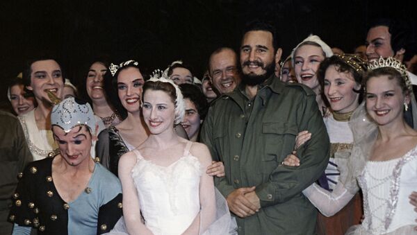 الزعيم الكوبي للثورة الكوبية، السكرتير الأول للجنة المركزية للحزب الشيوعي الكوبي، فيدل كاسترو، خلال زيارته للمسرح الكبير (مسرح بولشوي) في موسكو لحضور رقص الباليه بأداء الراقصة الأسطورية مايا بليسيتسكايا (وسط الصورة) فترة ابريل/ نيسان - يونيو/ حزيران عام 1963 - سبوتنيك عربي