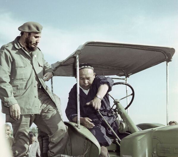 زعيم الثورة الكوبية، السكرتير الأول للجنة المركزية للحزب الشيوعي الكوبي، فيدل كاسترو خلال زيارته للاتحاد السوفيتي، وتحديداً جمهورية أوزبكستان، حيث تفقد مزرعة كيزيل عام 1963 . - سبوتنيك عربي