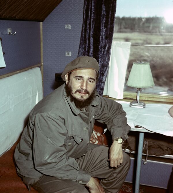 الزعيم الكوبي فيدل كاسترو خلال زيارته للاتحاد السوفيتي، في فترة ما بين أبريل/ نيسان - يونيو/ حزيران 1963، وهو في قطار يتجهه من إركوتسك إلى براتسك. - سبوتنيك عربي
