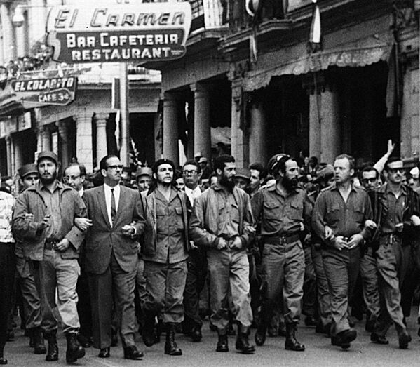 زعيم الثورة الكوبية، السكرتير الأول للجنة المركزية للحزب الشيوعي الكوبي، فيدل كاسترو يتصدر مسيرة ضخمة لنعي ضحايا انفجارات لا كوبر، ويشاركه قادة كوبيون إرنيستو تشي جيفارا، وزير الدفاع أوغوستو مارتينيز-سانتشيز، وزير البيئة أنطونيو نويز-جيمينيز، والأمريكي ويليام مورغان، والأسياني إلوي غيتيريز مينويو. - سبوتنيك عربي