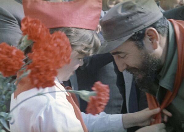 فيلم وثائقي سوفيتي ضيفنا فيدل كاسترو، حيث تظهر طفلة تربط منديلاً أحمر على رقبة الزعيم الكوبي فيدل كاسترو لدى وصوله للاتحاد السوفيتي - سبوتنيك عربي