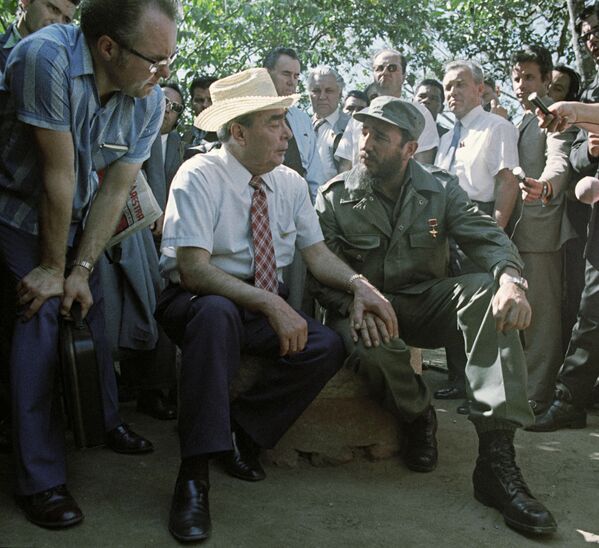 الزعيم الكوبي فيدل كاسترو وزعيم الاتحاد السوفيتي ليونيد بريجنيف أثناء زيارة الأخير لكوبا، يتحدثان - سبوتنيك عربي