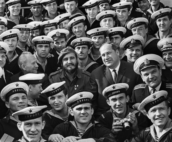 الزعيم الكوبي فيدل كاسترو في صورة جماعية مع البحارة السوفيت على متن الطراد الأسطوري أفرورا في لينينغراد (سانت بطرسبورغ)، وذلك خلال زيارته إلى الاتحاد السوفيتي - سبوتنيك عربي