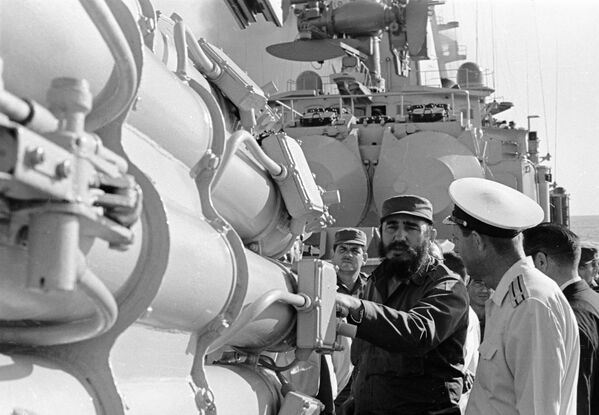 الزعيم الكوبي فيدل كاسترو يتفحص الأنظمة المضادة للغواصات علي السفن الحربية السوفيتية - سبوتنيك عربي