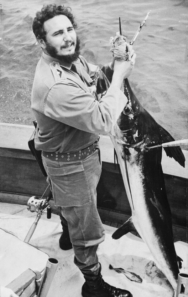 الزعيم الكوبي فيدل كاسترو يبتسم للكاميرا بعد أن اصطاد سمكة مارلين الكبيرة في بطولة همنغواي للصيد السنوية في هافانا  ، كوبا 13 مايو/ آيار 1960 - سبوتنيك عربي
