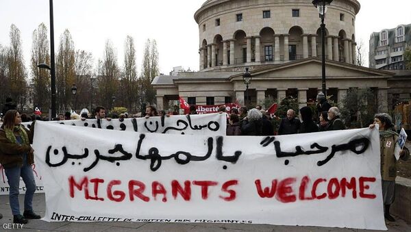 لافتات حملها المتظاهرون في باريس - سبوتنيك عربي