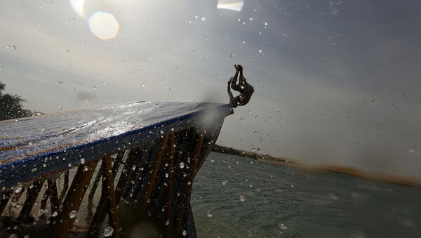 رجل يقفز إلى بحيرة وادي الريان بالفيوم ، مصر 18 نوفمبر/ تشرين الثاني 2016 - سبوتنيك عربي