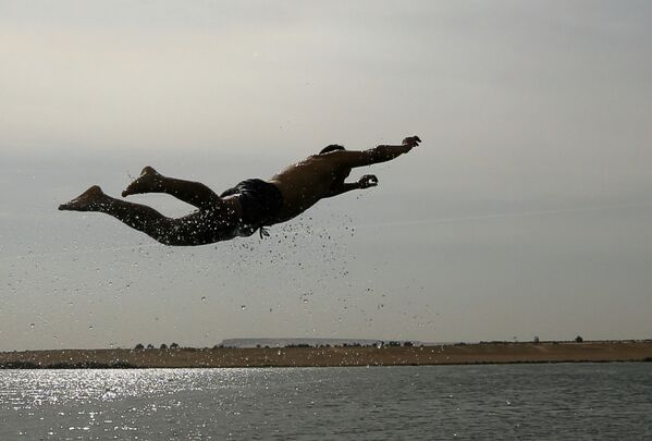 رجل يقفز إلى مياه وادي الريان بالفيوم، 18 نوفمبر/ تشرين الثاني 2016 - سبوتنيك عربي