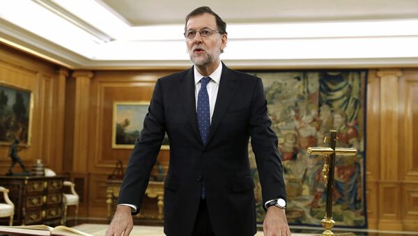 Spain's Prime Minister Mariano Rajoy takes his oath during a ceremony at Zarzuela Palace in Madrid, Spain, October 31, 2016 - سبوتنيك عربي