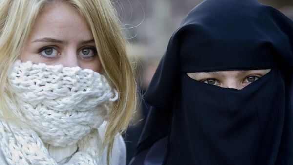 حظر جزئي لارتداء البرقة والنقاب في الأماكن العامة في هولندا - سبوتنيك عربي