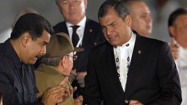 Ecuadorean President Rafael Correa (R), Cuban President Raul Castro (C) and Venezuela's President Nicolas Maduro, during a massive rally at Revolution Square in Havana in honor of late leader Fidel Castro. Castro -- who ruled from 1959 until an illness forced him to hand power to his brother Raul in 2006 -- died Friday at age 90. The cause of death has not been announced. - سبوتنيك عربي