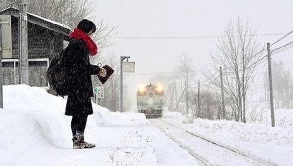 فتاة يابانية تنتظر القطار - سبوتنيك عربي