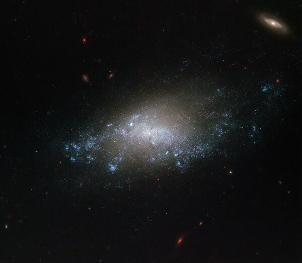 صورة المجرة NGC 3274، تم التقاطها باستخدام تلسكوب هابل سبيس (Hubble Space Telescope) ذا عدسة واسعة. - سبوتنيك عربي