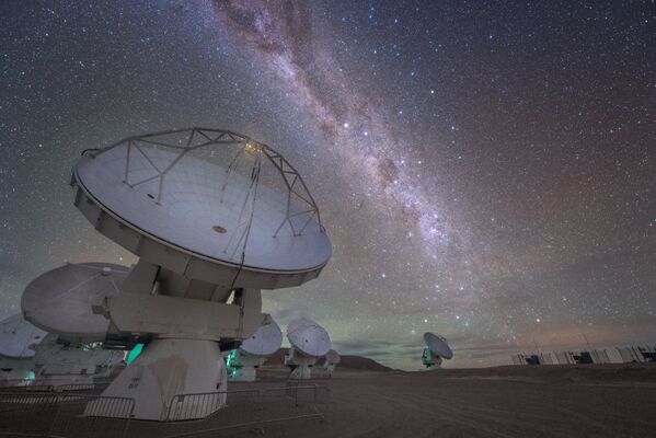 مجمع التلسكوبات في صحراء أتاكاما في تشيلي والمعروف باسم أتاكاما الكبير ( Atacama Large Millimetre) وهو عبارة عن شبكة ضخمة لالتقاط الأمواج بعيدة المدى - سبوتنيك عربي