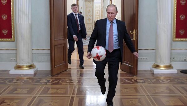 الرئيس الروسي فلاديمير بوتين يلعب بكرة القدم في الكرملين مع رئيس الفيفا جاني إنفانتينو - سبوتنيك عربي