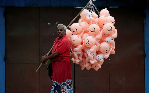 بائع البالون في أحد شوارع كولومبو، سريلانكا 30 نوفمبر/ تشرين الثاني 2016 - سبوتنيك عربي