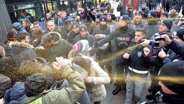 الشرطة تفرق المتظاهرين باستخدام غاز مسيل للدموع في شوارع أنقرة، تركيا 30 نوفمبر/ تشرين الثاني 2016 - سبوتنيك عربي