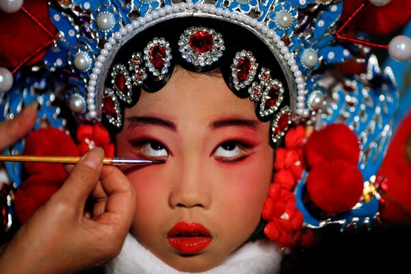 إحدى المشاركات في مسابقة أوبرا الصينية الوطنية وهي تضع مساحيق التجميل في مسرح بكين للفنون، الصين 26 نوفمبر/ تشرين الثاني 2016 - سبوتنيك عربي