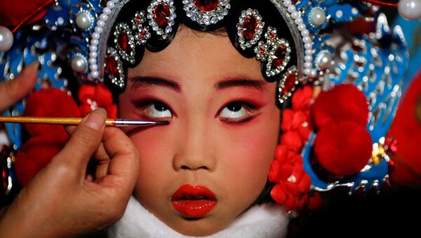 إحدى المشاركات في مسابقة أوبرا الصينية الوطنية وهي تضع مساحيق التجميل في مسرح بكين للفنون، الصين 26 نوفمبر/ تشرين الثاني 2016 - سبوتنيك عربي