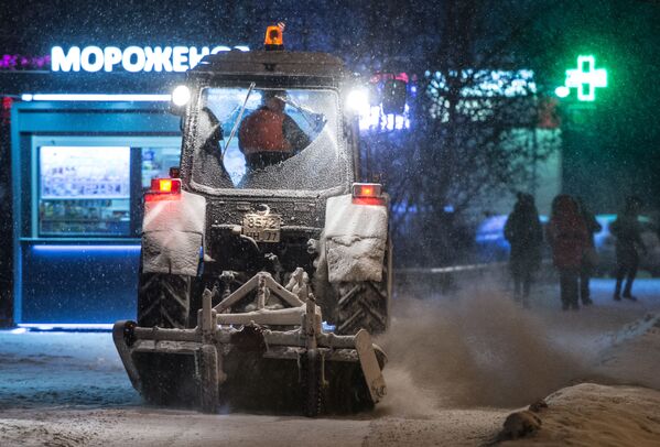 عملية تنظيف الشوارع  من الثلوج الكثيفة التي سقطت بمنطقة نوفوكوسينو، روسيا - سبوتنيك عربي
