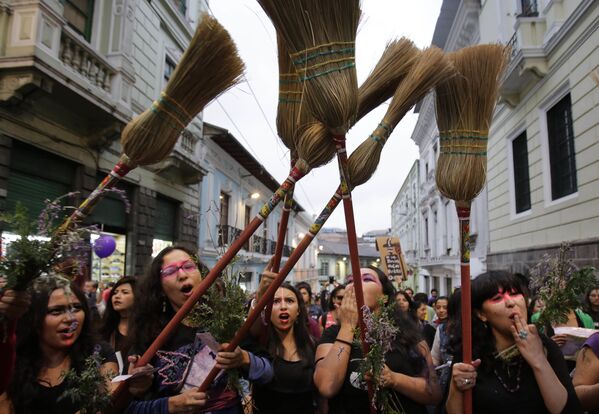 النساء تمسكن المكانس في الهواء خلال مسيرة، دعت إليها المنظمات النسائية، ضد العنف ضد المرأة في كيتو، الإكوادور، السبت 26 نوفمبر/ تشرين الثاني 2016. - سبوتنيك عربي