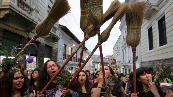النساء تمسكن المكانس في الهواء خلال مسيرة، دعت إليها المنظمات النسائية، ضد العنف ضد المرأة في كيتو، الإكوادور، السبت 26 نوفمبر/ تشرين الثاني 2016. - سبوتنيك عربي