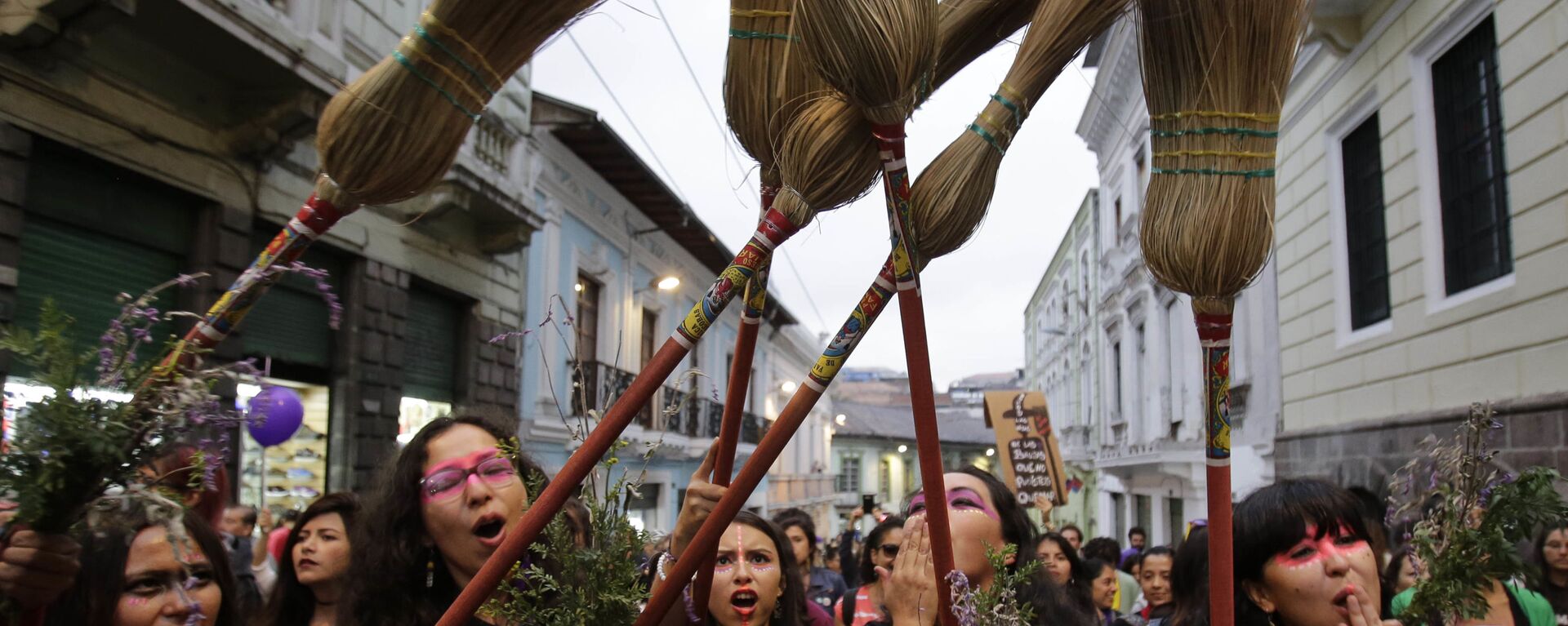 النساء تمسكن المكانس في الهواء خلال مسيرة، دعت إليها المنظمات النسائية، ضد العنف ضد المرأة في كيتو، الإكوادور، السبت 26 نوفمبر/ تشرين الثاني 2016. - سبوتنيك عربي, 1920, 18.06.2022