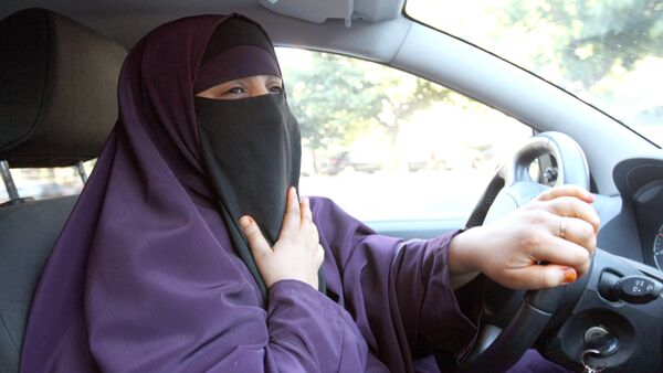 امرأة سعودية تقود سيارة - سبوتنيك عربي