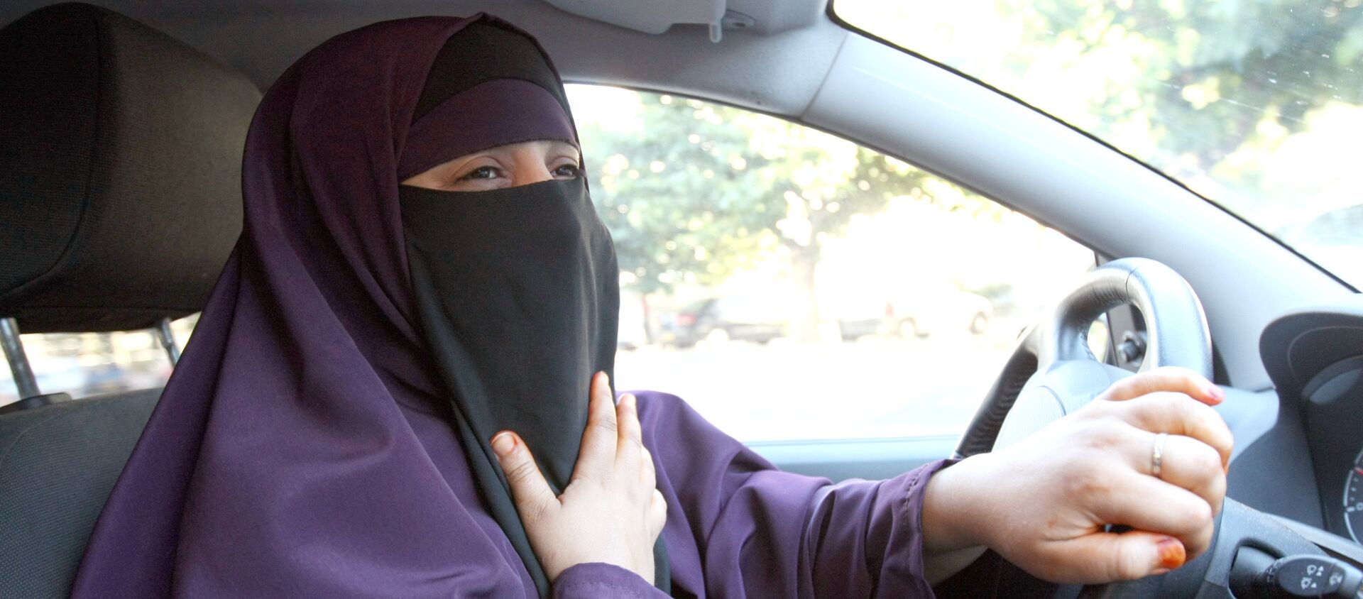 امرأة سعودية تقود سيارة - سبوتنيك عربي, 1920, 15.12.2017