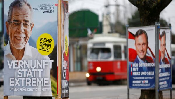Presidential election campaign posters of far right Freedom Party (FPOe) presidential candidate Norbert Hofer and Alexander Van der Bellen, who is supported by the Greens, are seen in Vienna, Austria, December 1, 2016 - سبوتنيك عربي