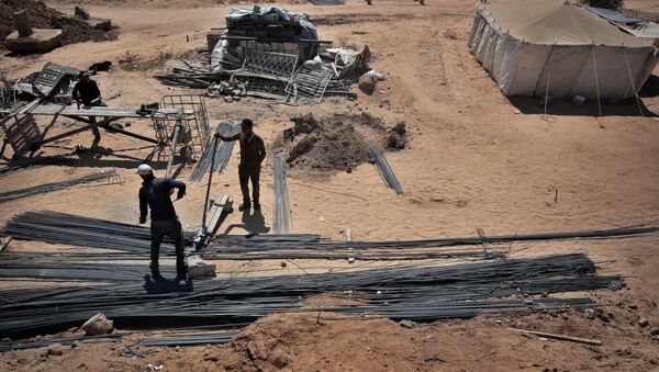إسرائيل تدرس إعادة مئات العمال الغزيين للعمل في أراضيها - سبوتنيك عربي