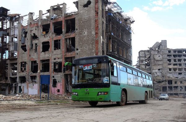 حافلة تنقل سوريين من مختلف الأحياء الغربية من حلب، 3 ديسمبر/ كانون الأول 2016 - سبوتنيك عربي