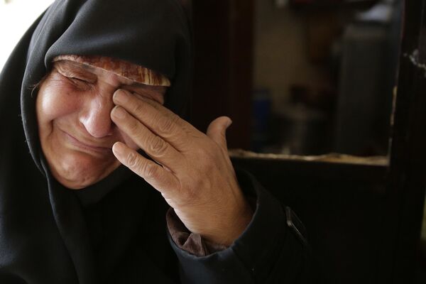 امرأة تبكي لدى دخولها بيتها المدمر في شرق حلب، 4 ديسمبر/ كانون الأول 2016 - سبوتنيك عربي