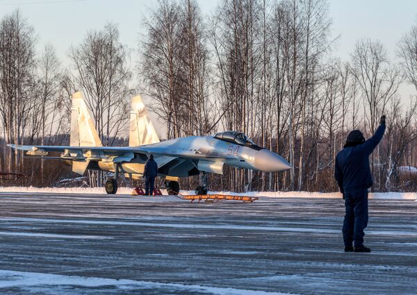 قاذفات سو- 35 اس الجديدة تصل المطار العسكري في كاريليا - سبوتنيك عربي